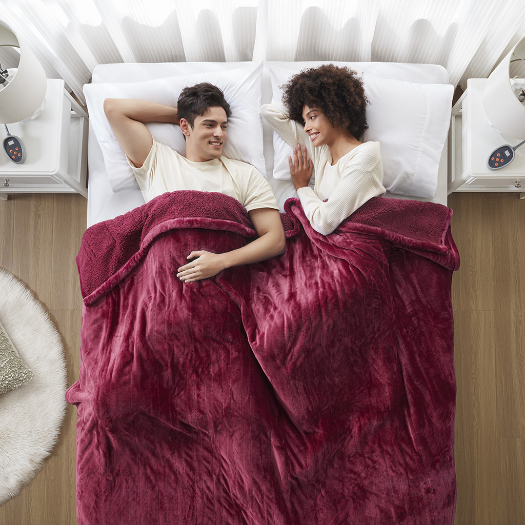 Official image associated with Beautyrest BR54-0390 Red Full; it shows two controller handsets although the Full-size written description says one.