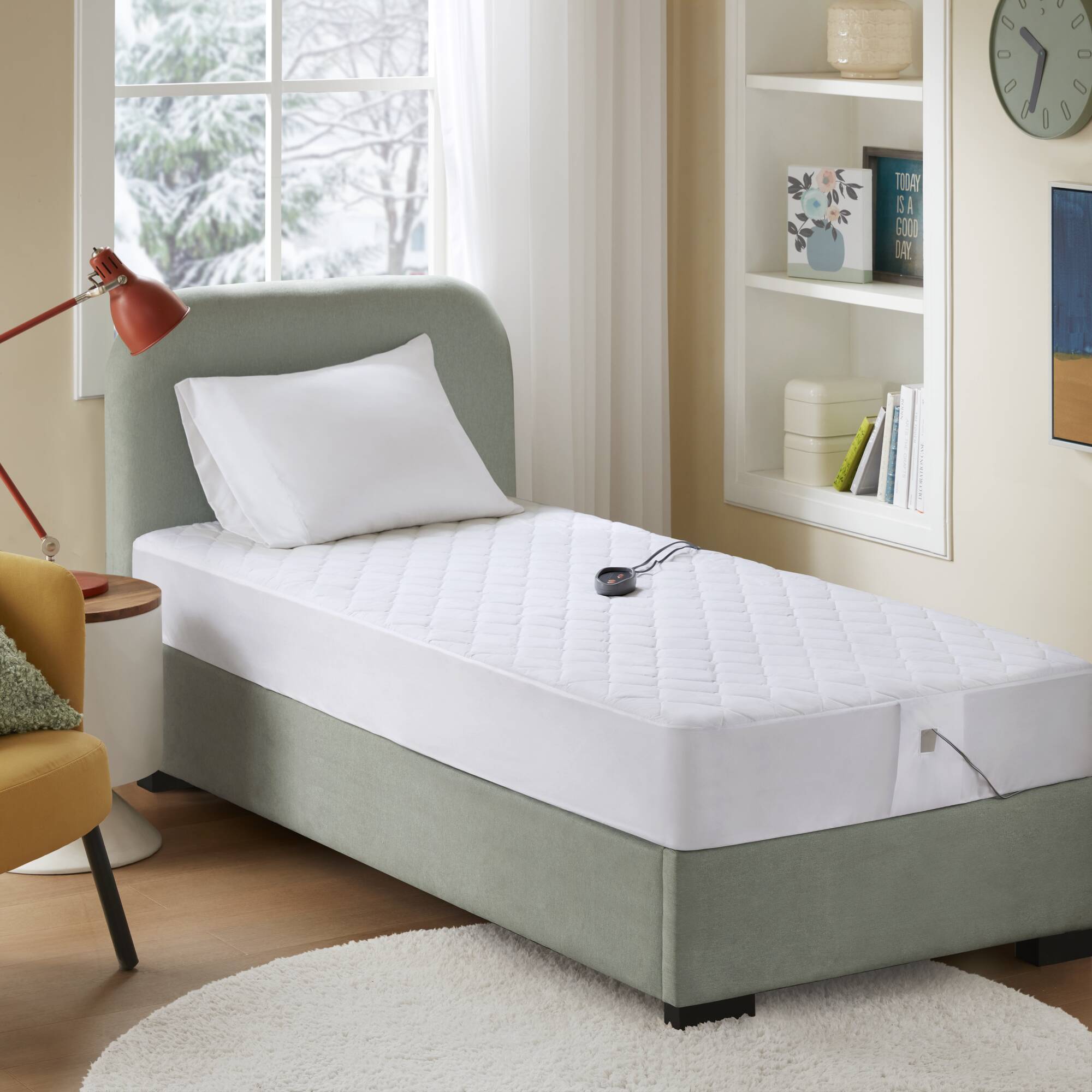 Manufacturer image linked to the white Beautyrest BR55-0198 Twin heated mattress pad; one control is visible on the fitted pad