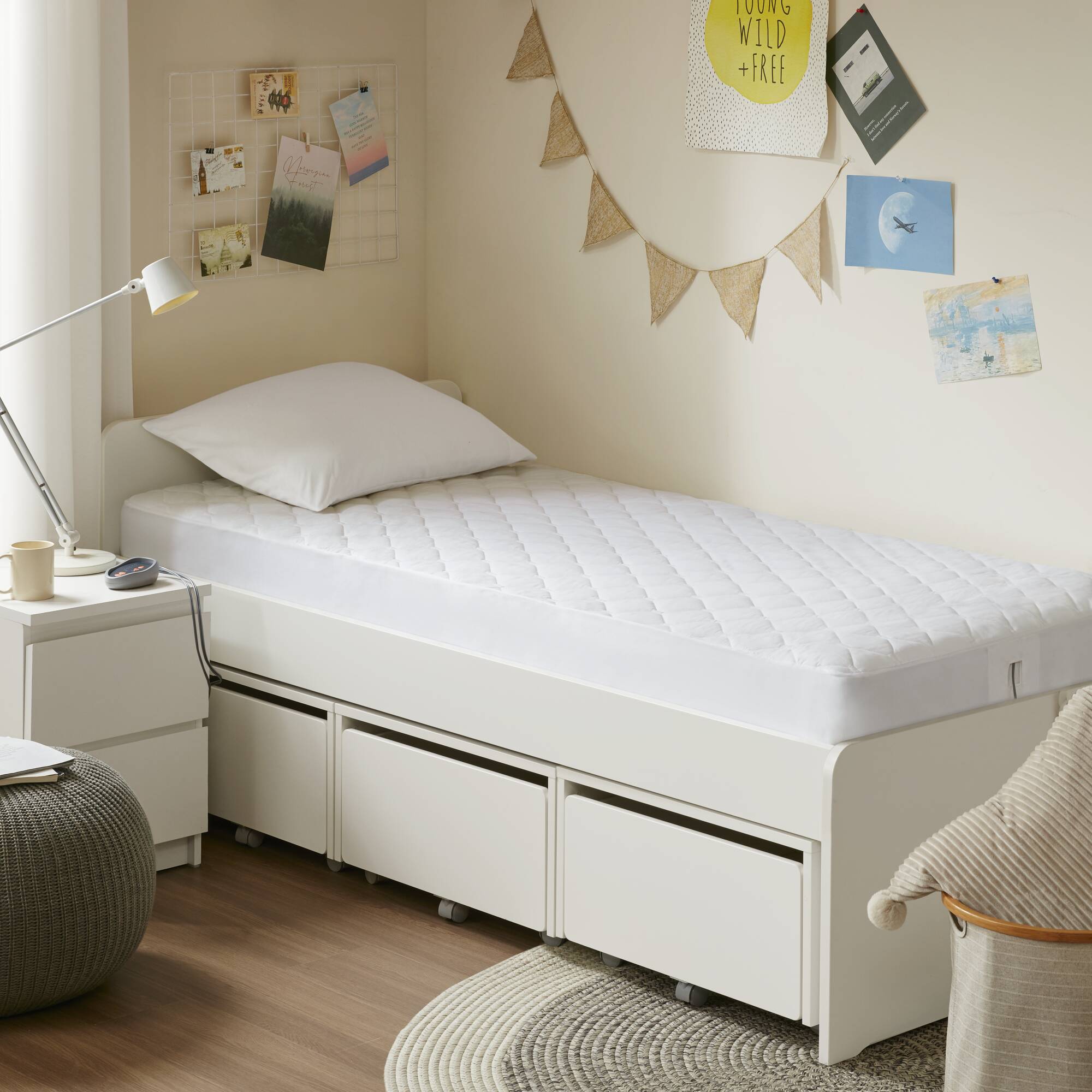 Official Olliix image tied by the item API to the BR55-0533 Twin, BR55-0672 Twin XL, and BR55-0534 Full variants; a white quilted fitted pad is staged on a bed with one controller visible