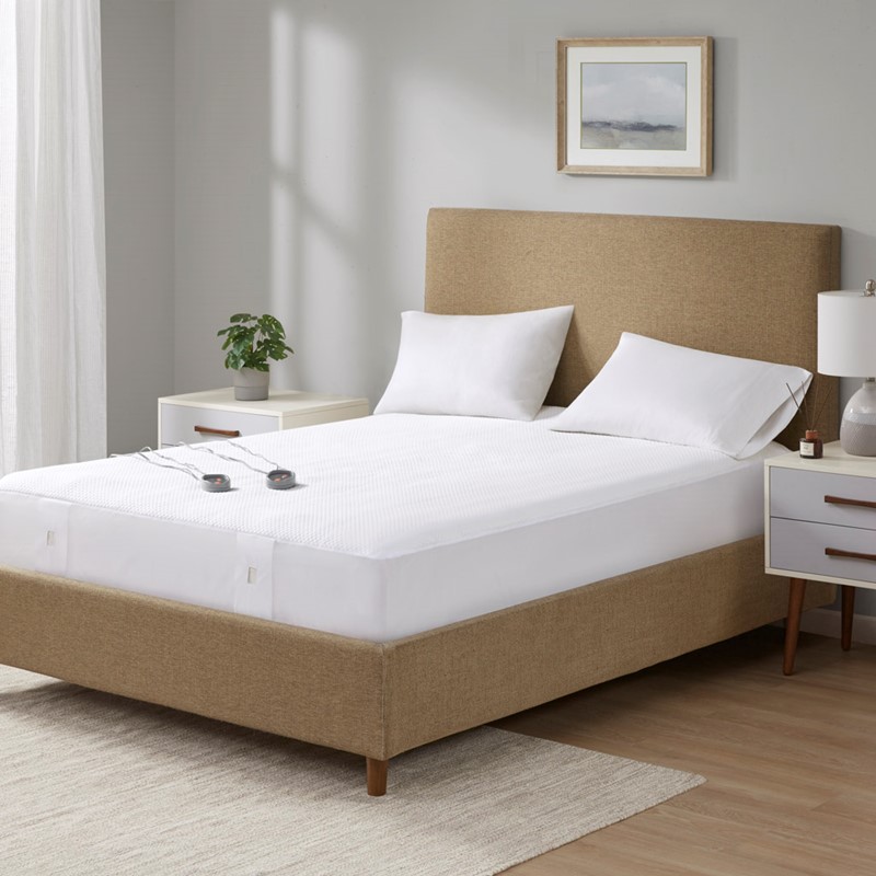 White King Beautyrest BR55-4075 fitted heated mattress pad on a bed; two wired controls are visible in the manufacturer image.
