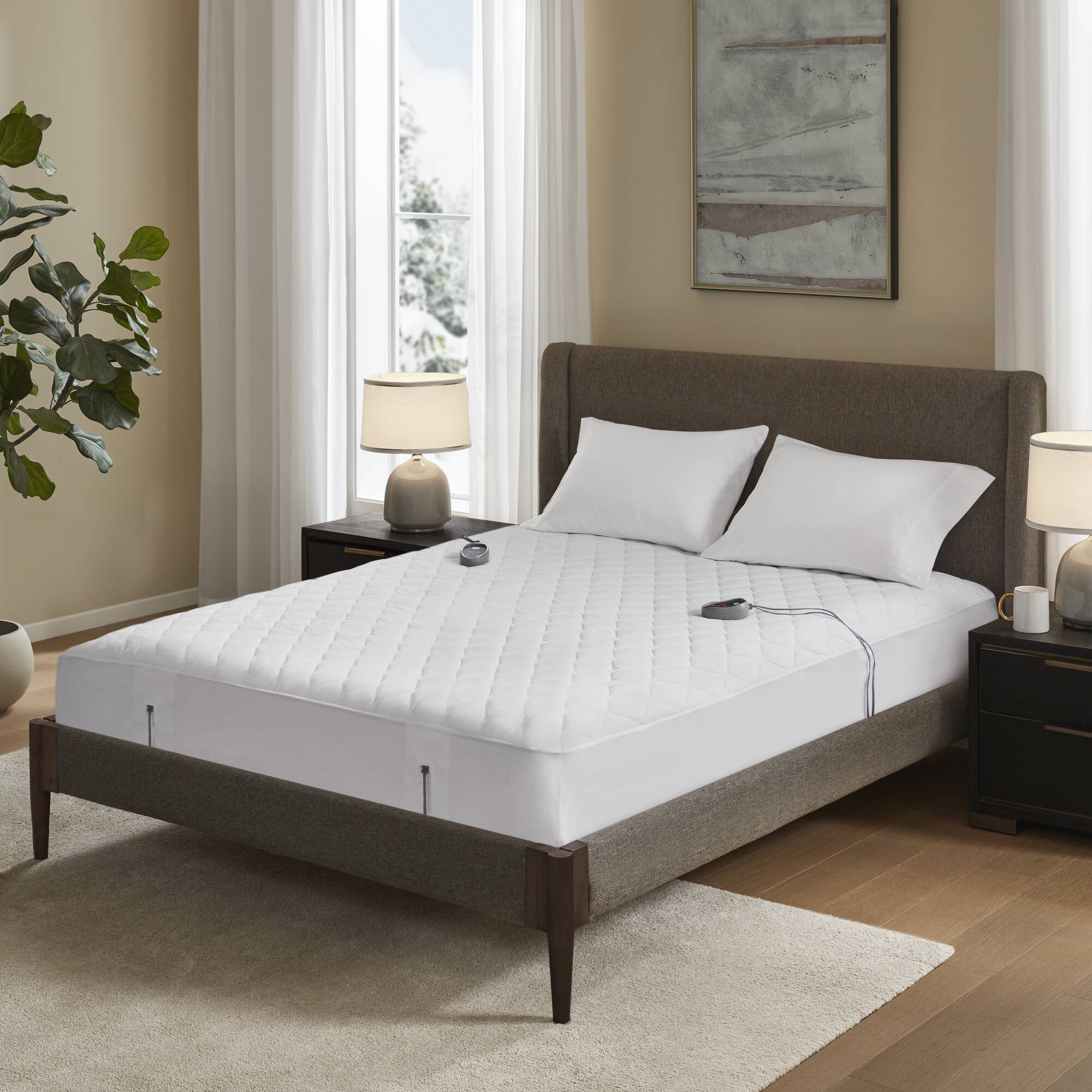 Manufacturer image associated with Beautyrest BR55-0901 King white heated mattress pad; two controls are visible in the staged image.